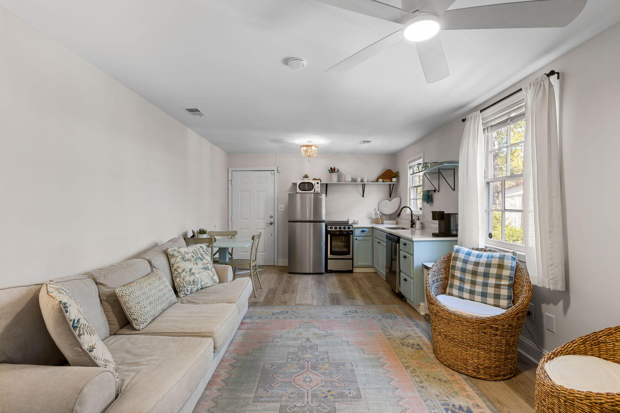 22 Bee Street, Unit B Charleston, SC 29403 - Photo 4 of 14 Living Room/Kitchen