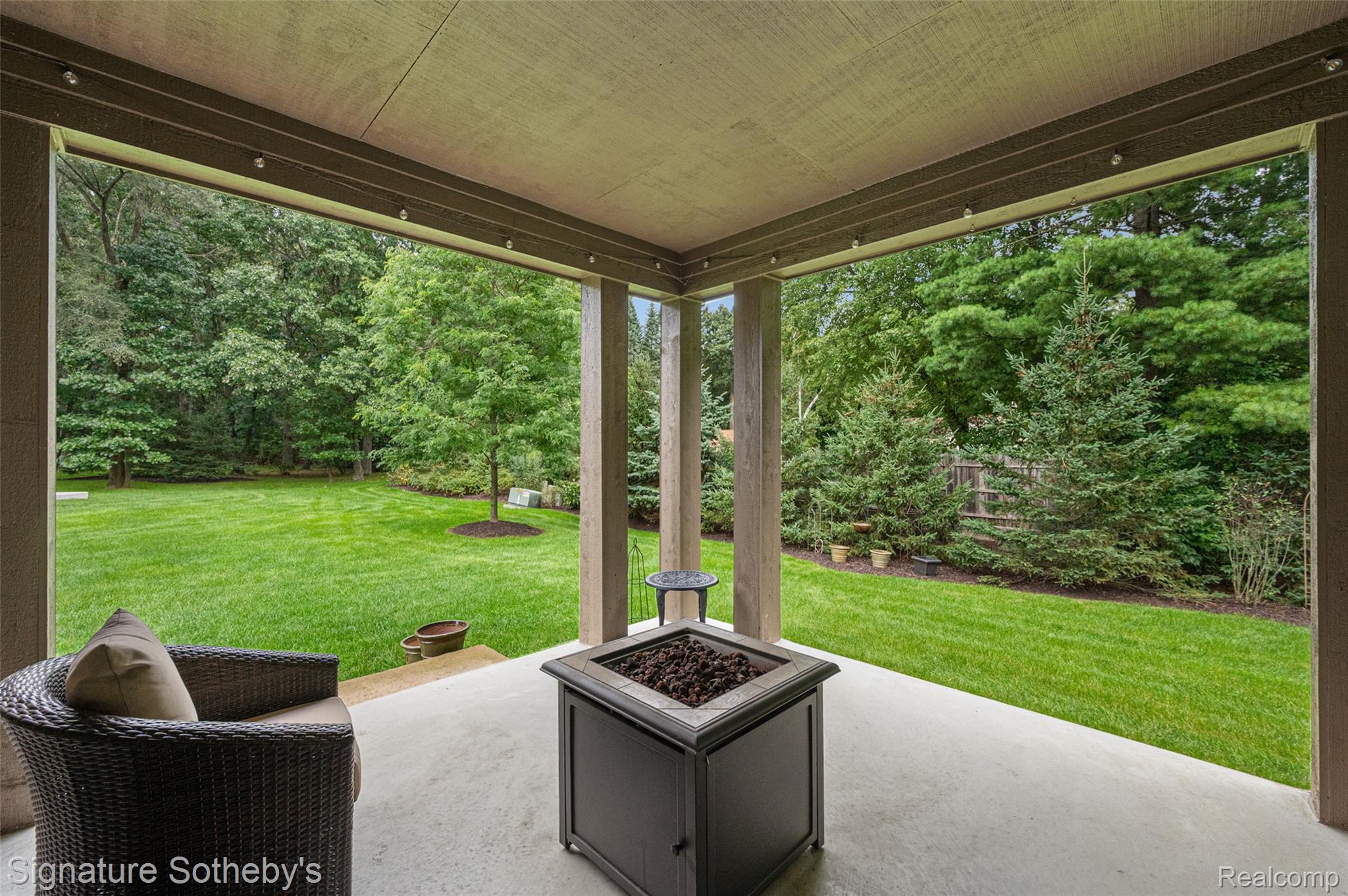 1075 Hampshire Court Rochester, MI 48307 - Photo 15 of 29 Condo tucked at back of cul-de-sac with very private backyard off of covered patio