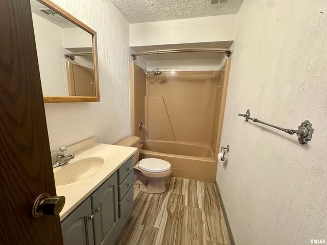 $1,000 | 4211 Highway 6, Unit 1, Coal Valley, IL 61240