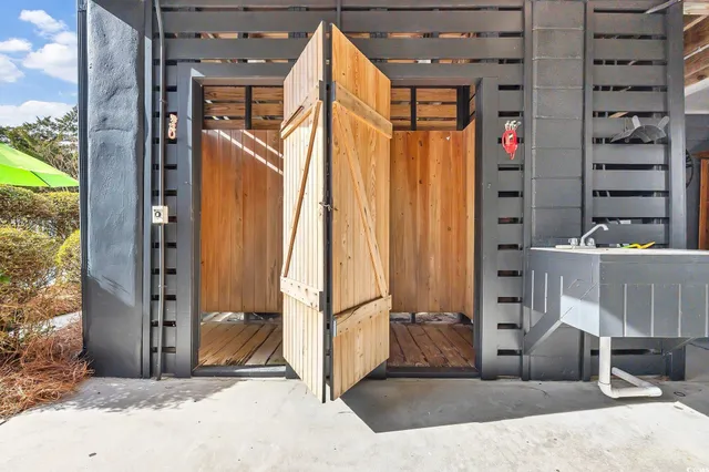 $1,895,000 | 69 County Rd S-22-424, Pawleys Island, SC 29585