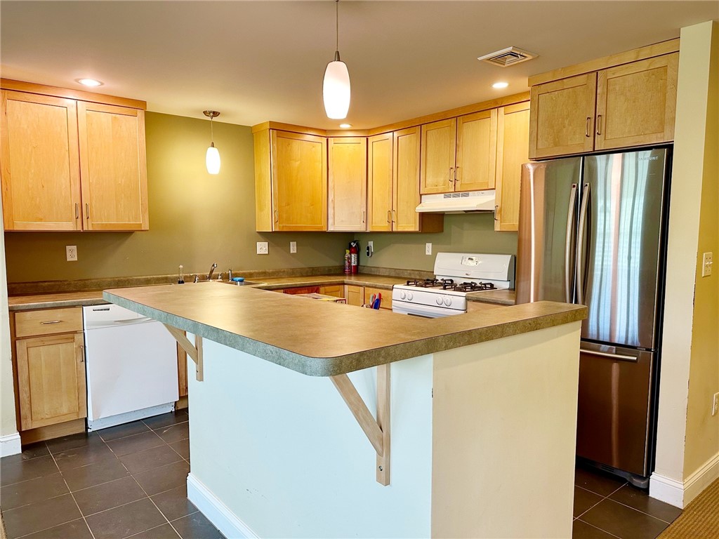 190 Clarke Road, Unit 102 Narragansett, RI 02882 - Photo 2 of 15