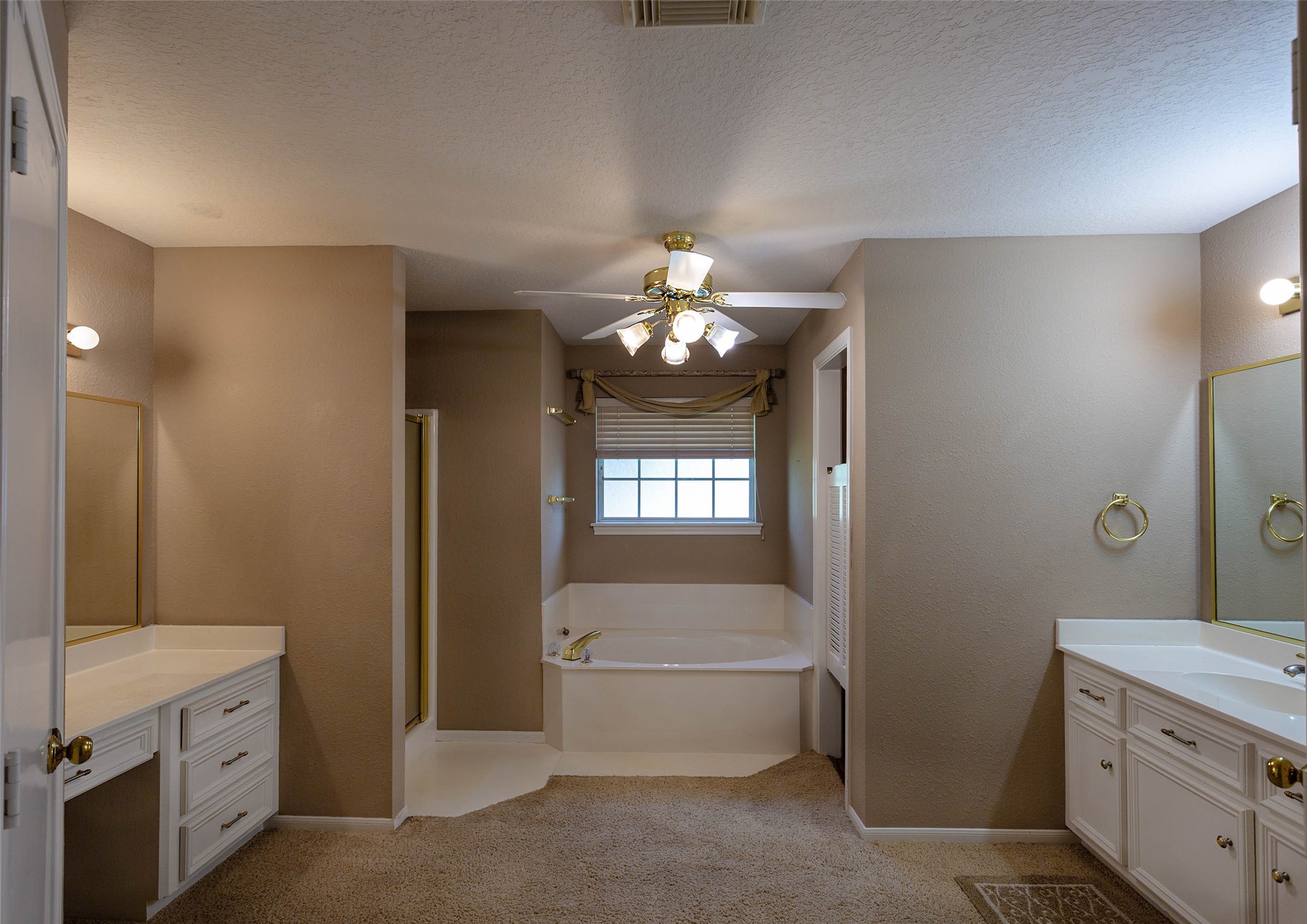 217 Tupelo Lane Conroe, TX 77304 - Photo 12 of 26 Primary Bath