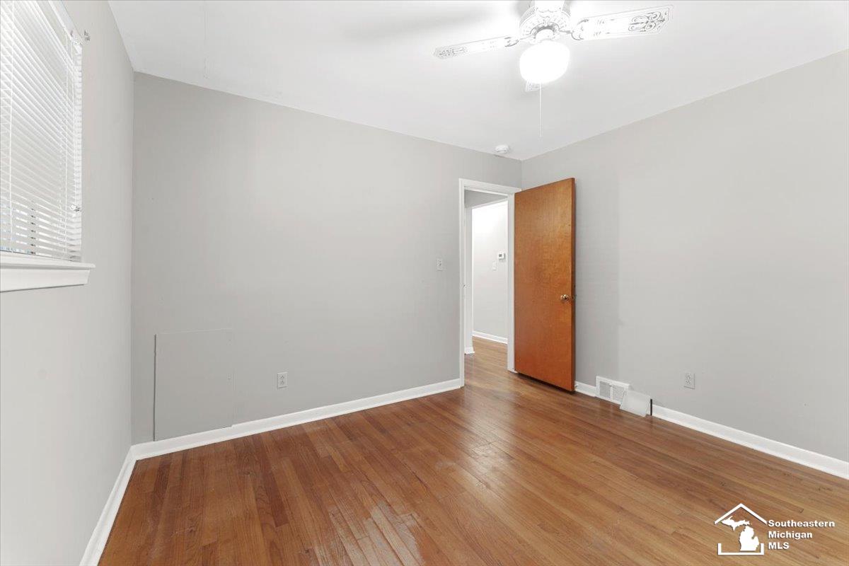 2531 Middlefield Road Trenton, MI 48183 - Photo 16 of 26 50163922-318a504c-9420-4fc0-b83a-412a8e78858c.JPG