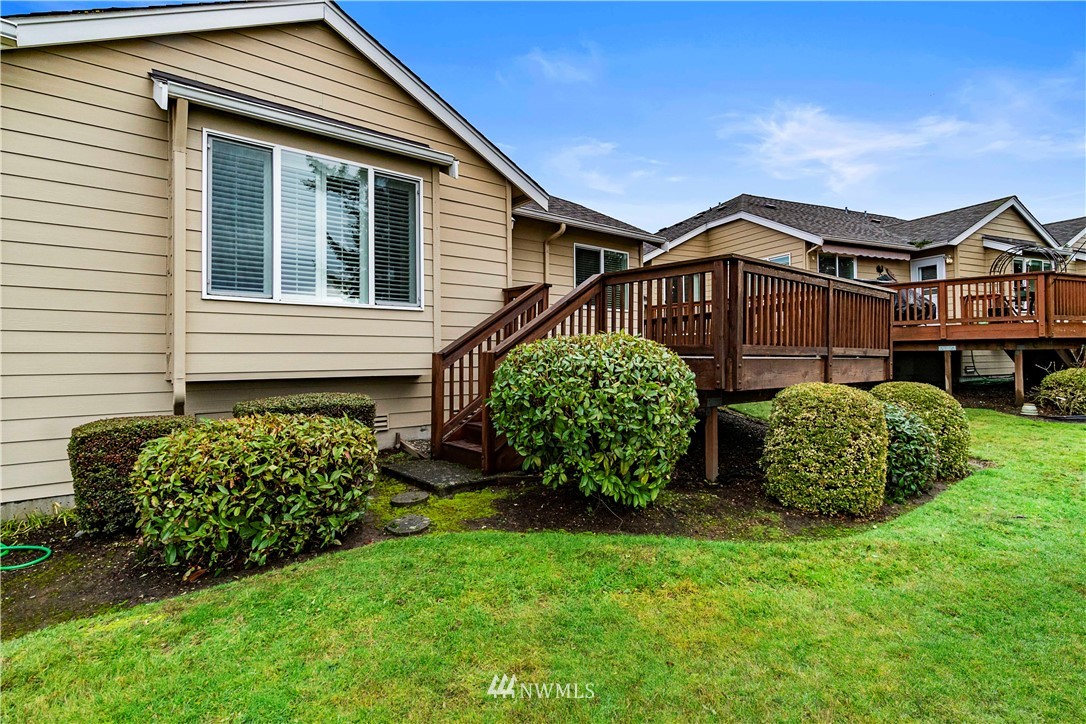 1488 Mountain View Drive, Unit 4 Enumclaw, WA 98022 - Photo 17 of 20 a front view of a house with a garden