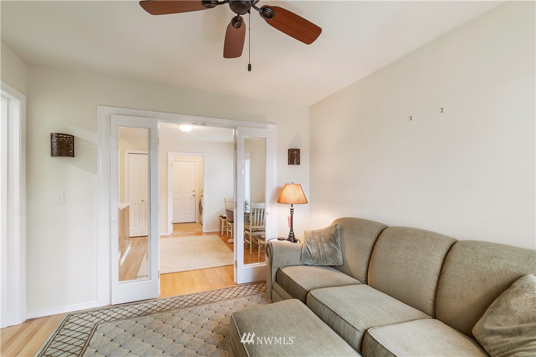 1488 Mountain View Drive, Unit 4 Enumclaw, WA 98022 - Photo 10 of 20 a living room with furniture and a lamp
