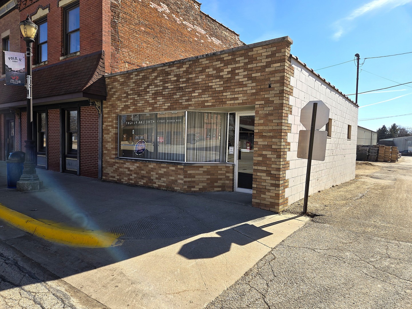 a view of a house with backyard