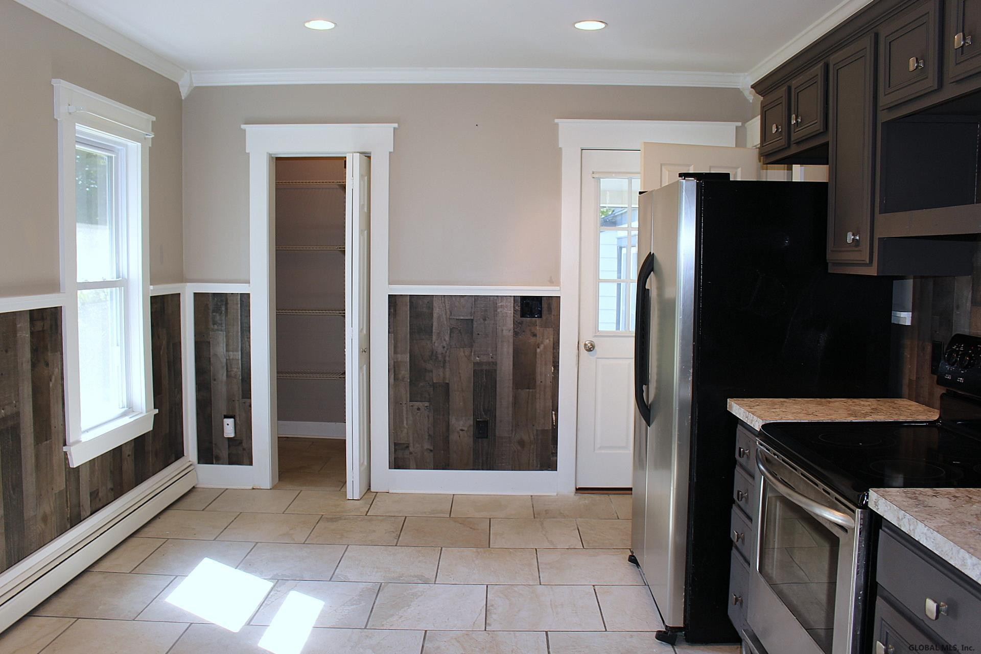 406 Perry Street Schenectady, NY 12306 - Photo 7 of 33 Photo 7