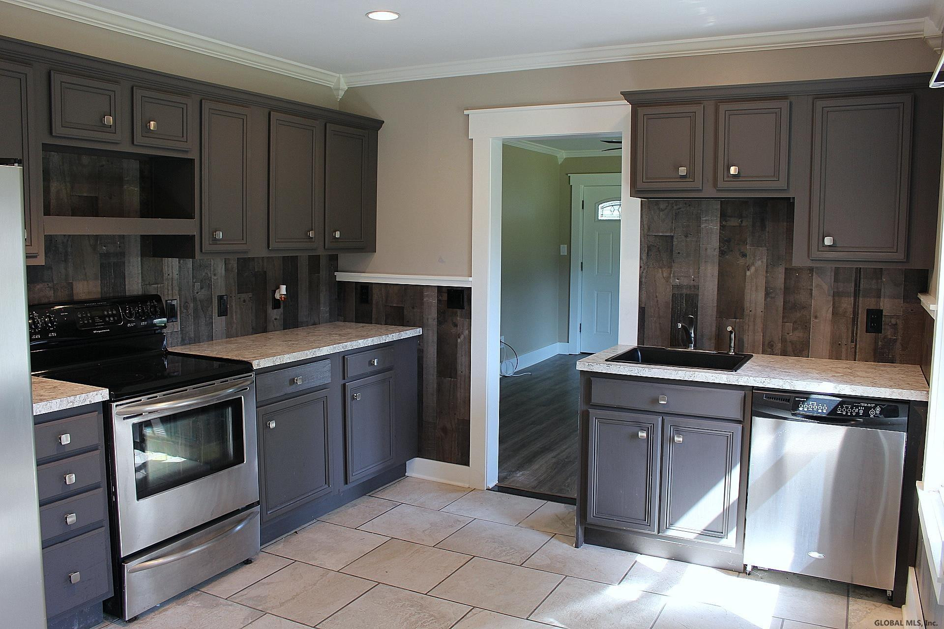 406 Perry Street Schenectady, NY 12306 - Photo 10 of 33 Photo 10