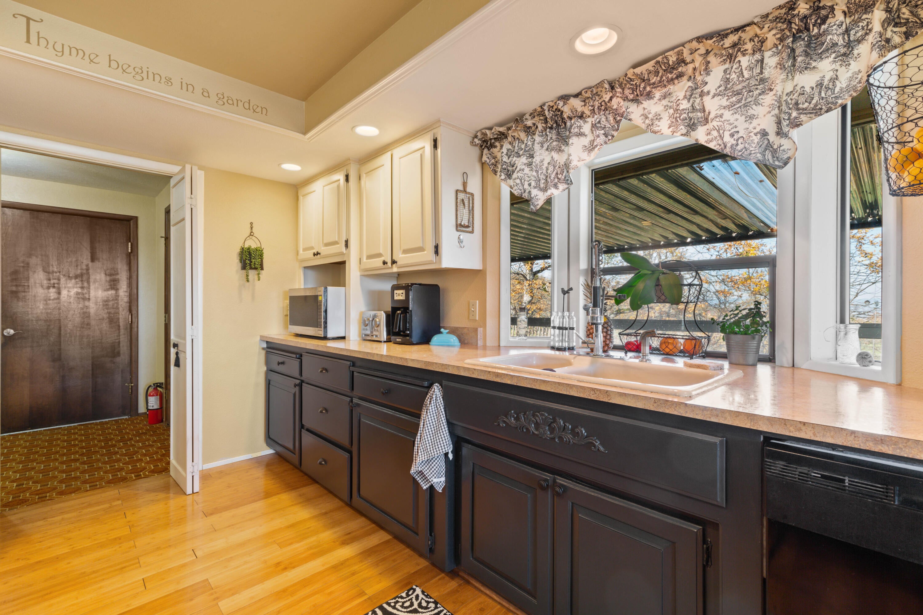 4351 Pioneer Road Medford, OR 97501 - Photo 31 of 55 Kitchen area with Majestic Valley Views