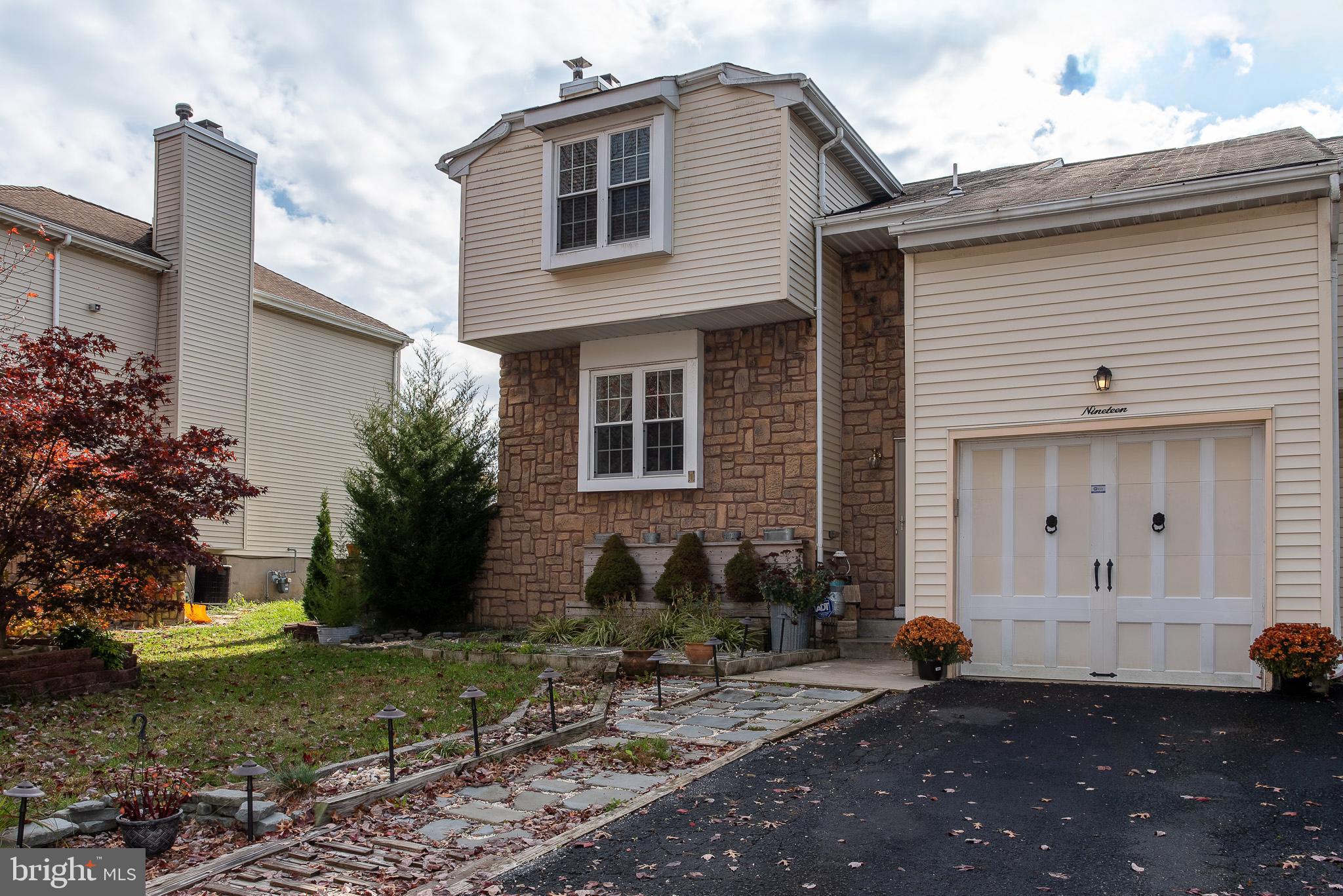 19 Geraldine Road Hightstown, NJ 08520 - Photo 2 of 38