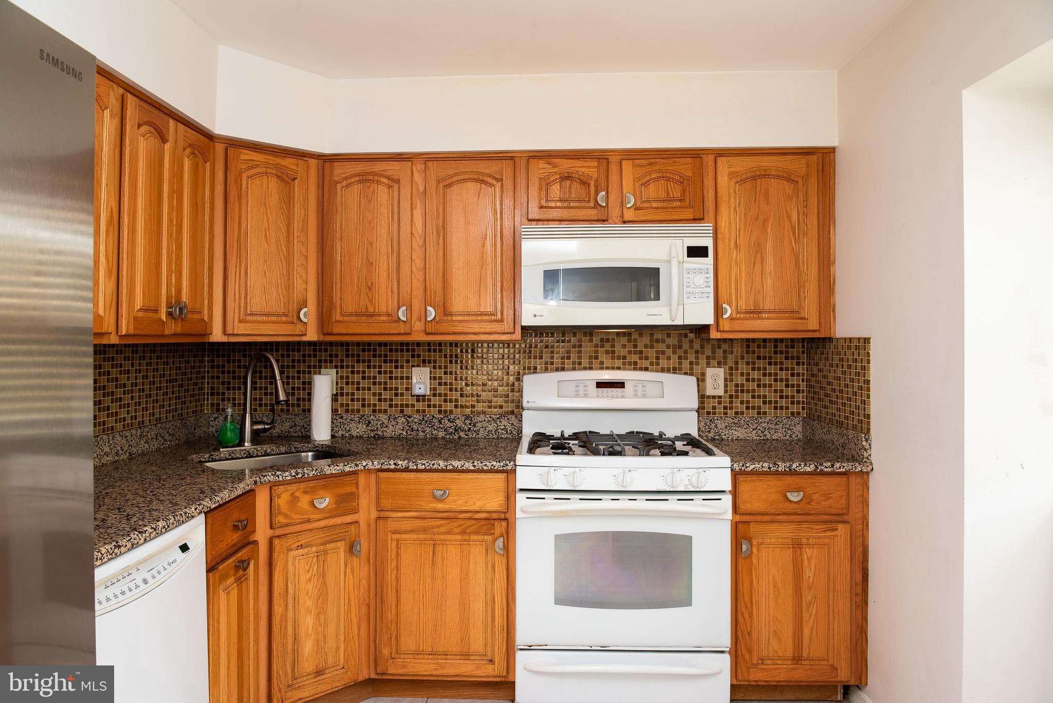 19 Geraldine Road Hightstown, NJ 08520 - Photo 9 of 38