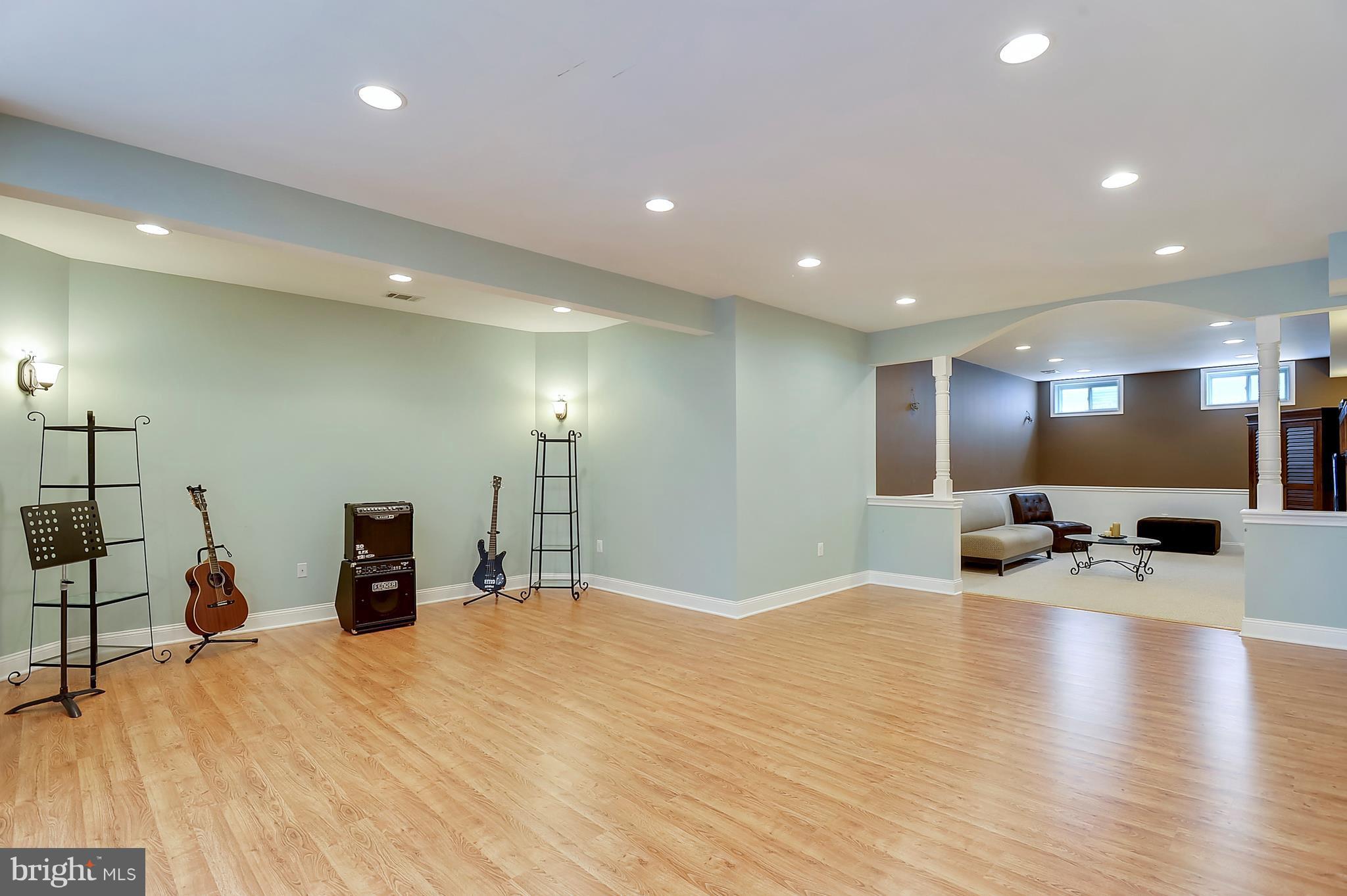 4855 Muddler Way Fairfax, VA 22030 - Photo 24 of 30 a large room with lots of table and chairs