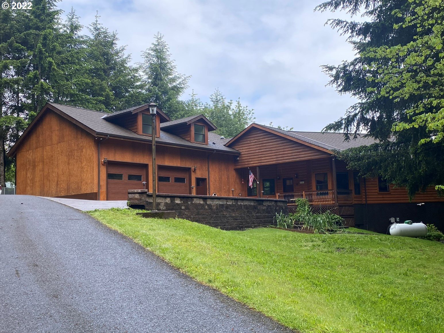 a view of a yard in front of house