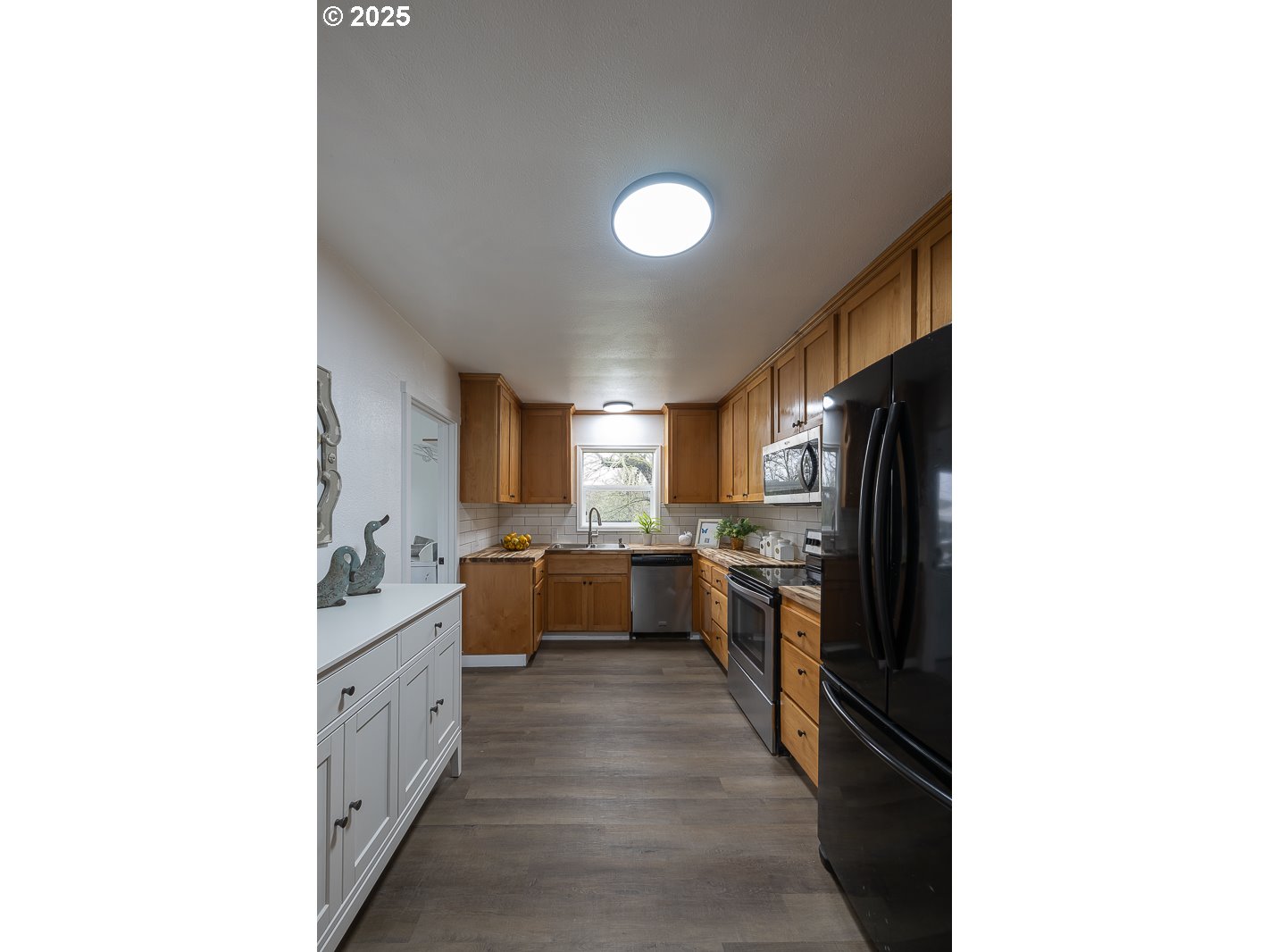 445 Southwest Mill Street Sheridan, OR 97378 - Photo 17 of 38 a kitchen with sink and cabinets