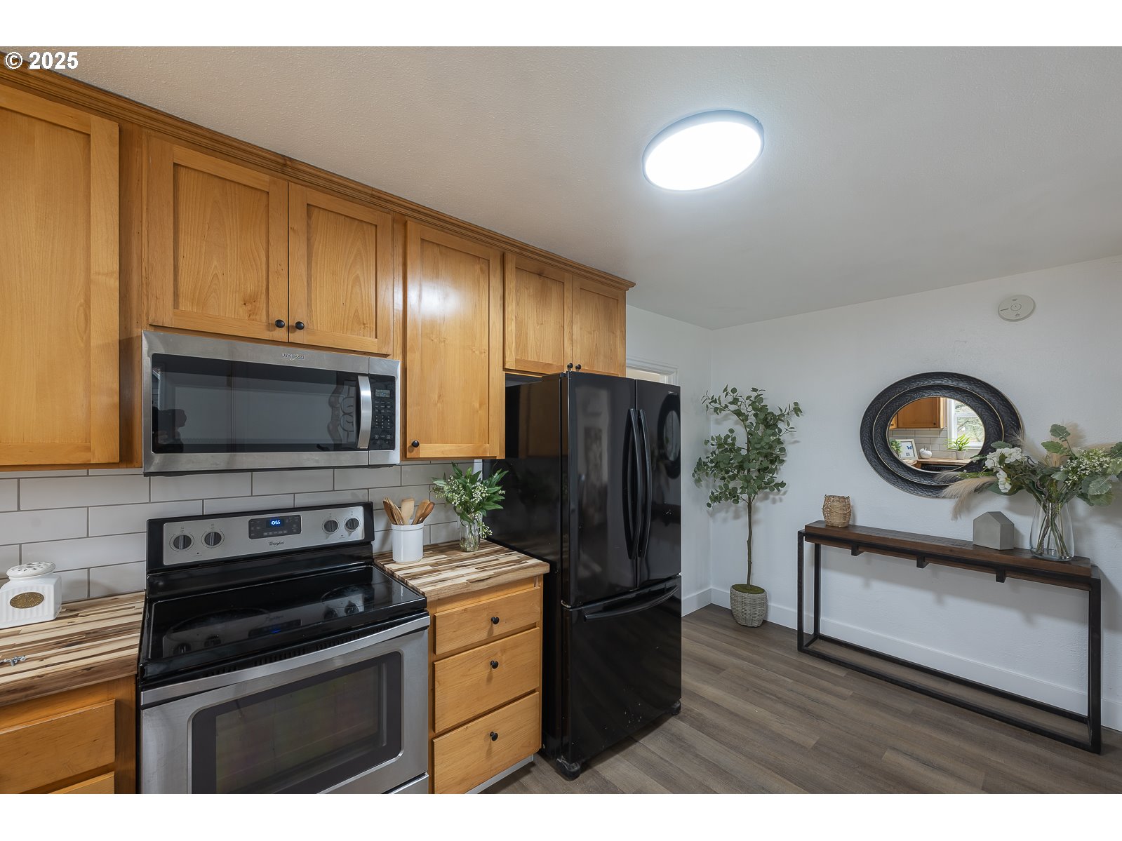 445 Southwest Mill Street Sheridan, OR 97378 - Photo 19 of 38 a kitchen with refrigerator cabinets and a stove top oven