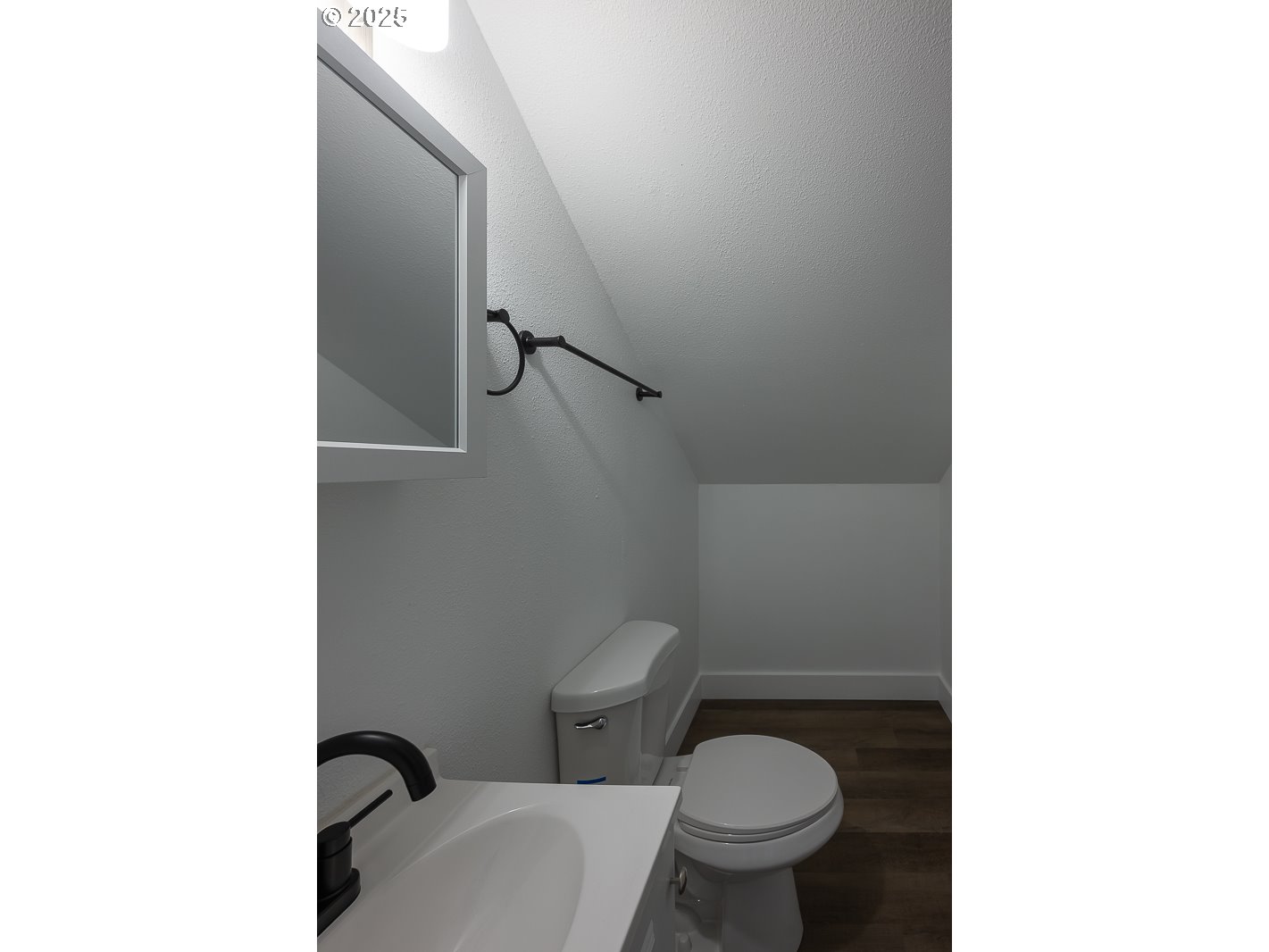 445 Southwest Mill Street Sheridan, OR 97378 - Photo 31 of 38 a bathroom with a toilet and a shower