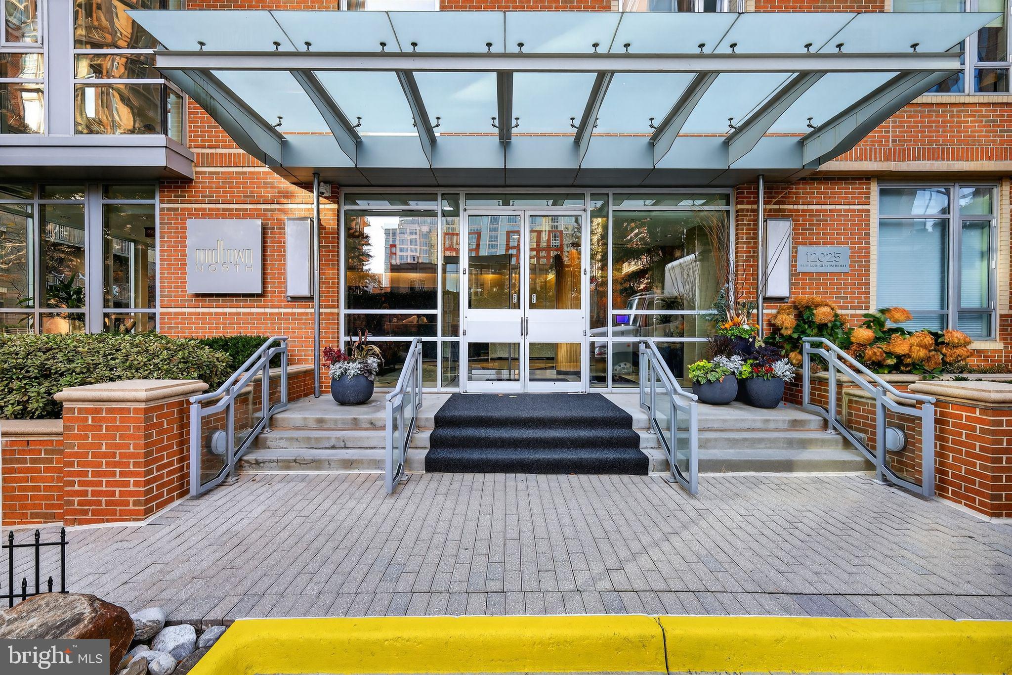a view of a swimming pool with seating space