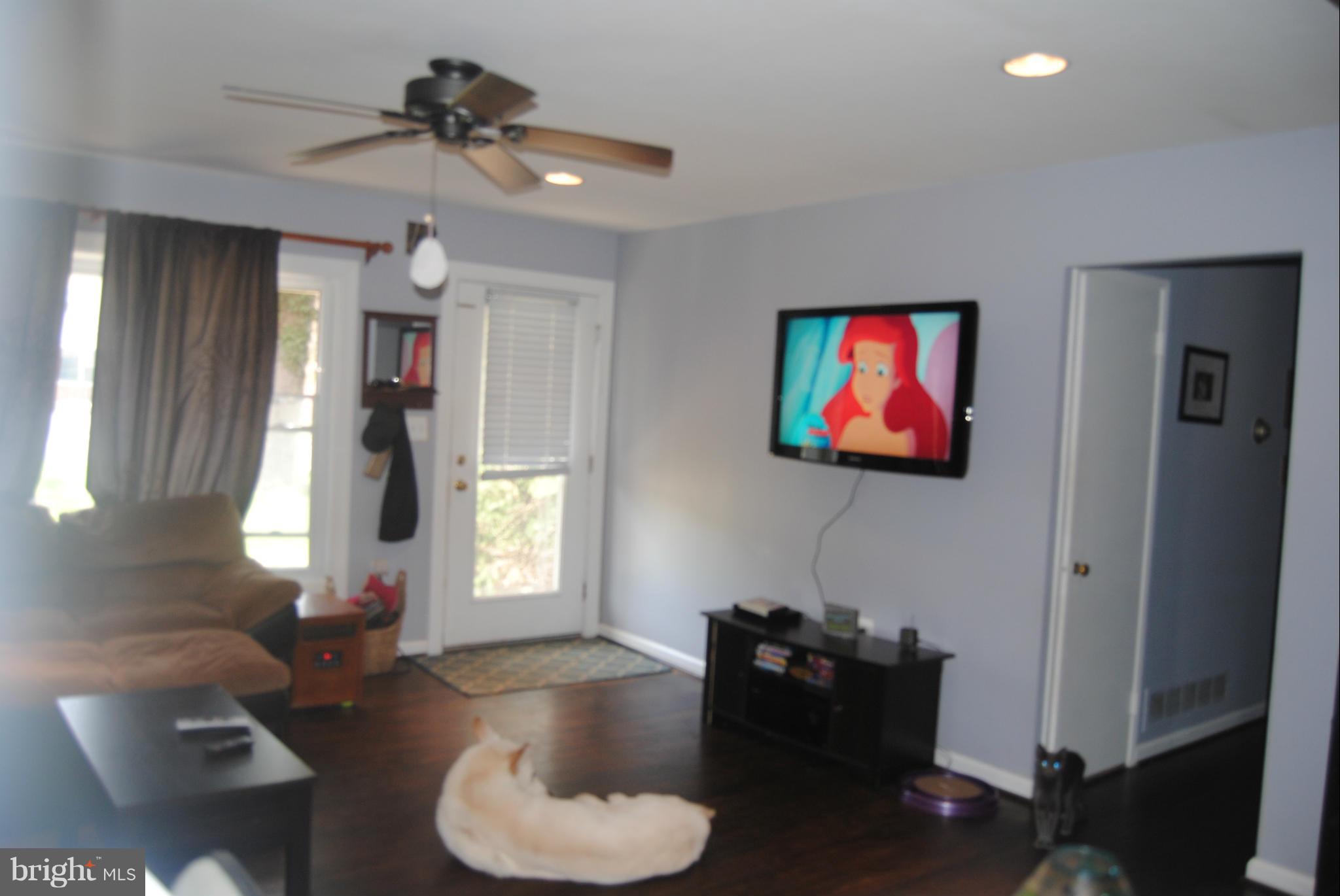 8169 Hog Neck Road Pasadena, MD 21122 - Photo 4 of 11 Living Room