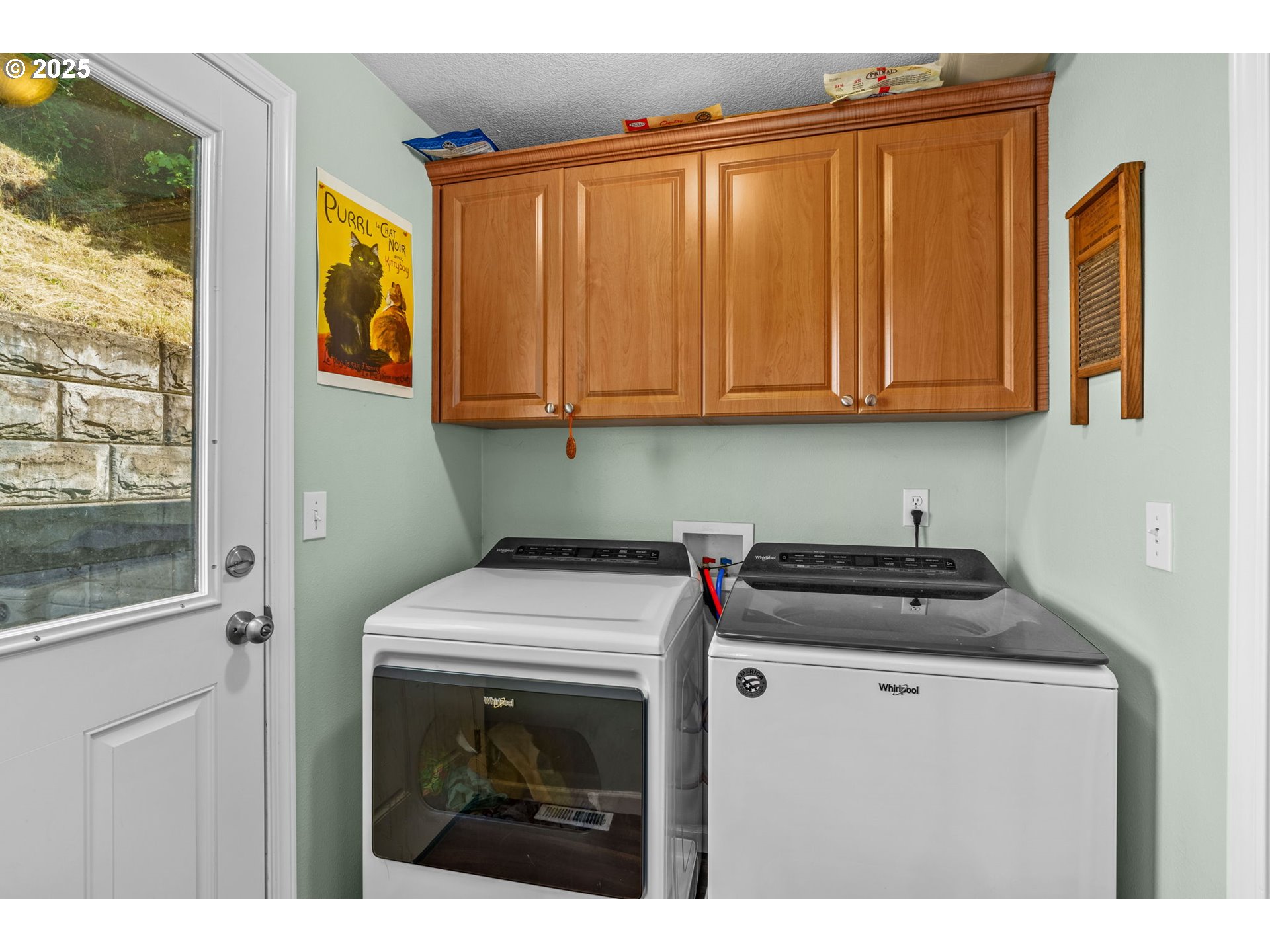 34637 Knox Butte Road East Albany, OR 97322 - Photo 12 of 47 a utility room with dryer and washer