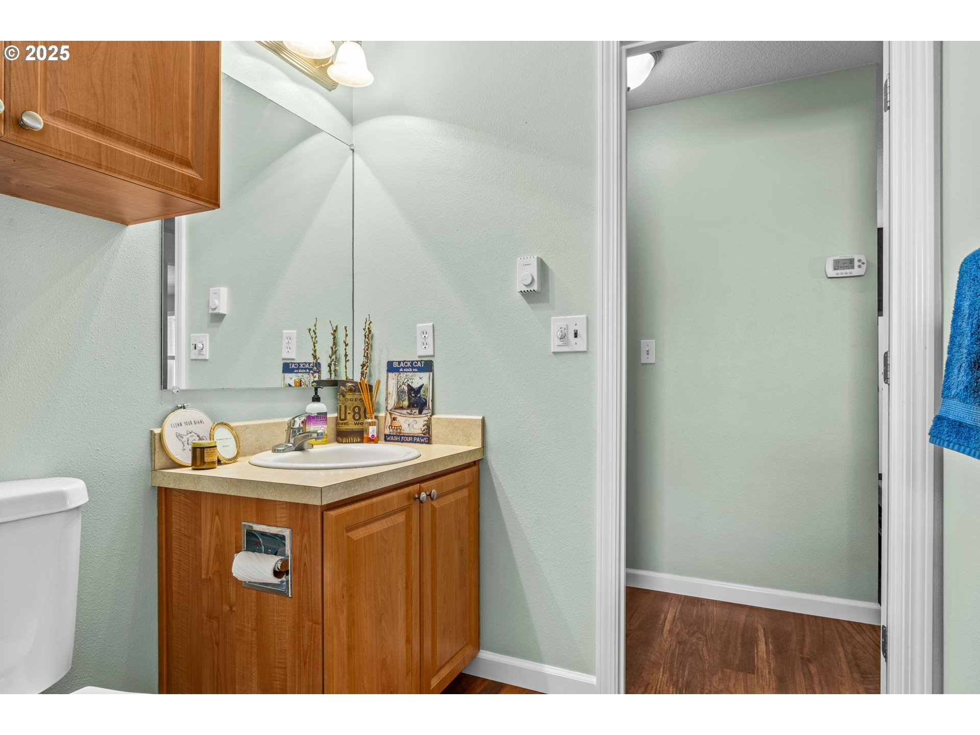 34637 Knox Butte Road East Albany, OR 97322 - Photo 14 of 47 a bathroom with a sink and a mirror