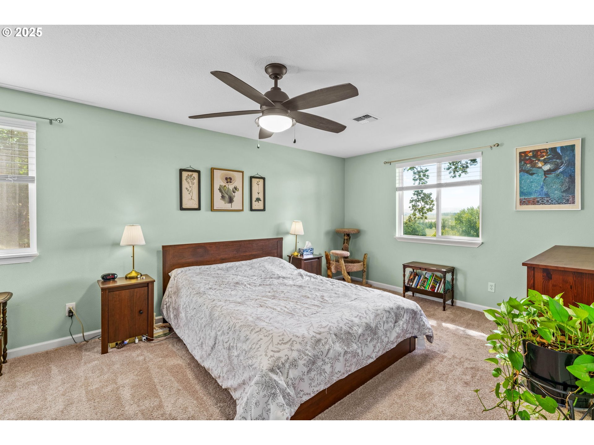 34637 Knox Butte Road East Albany, OR 97322 - Photo 18 of 47 a bedroom with a bed window and a table