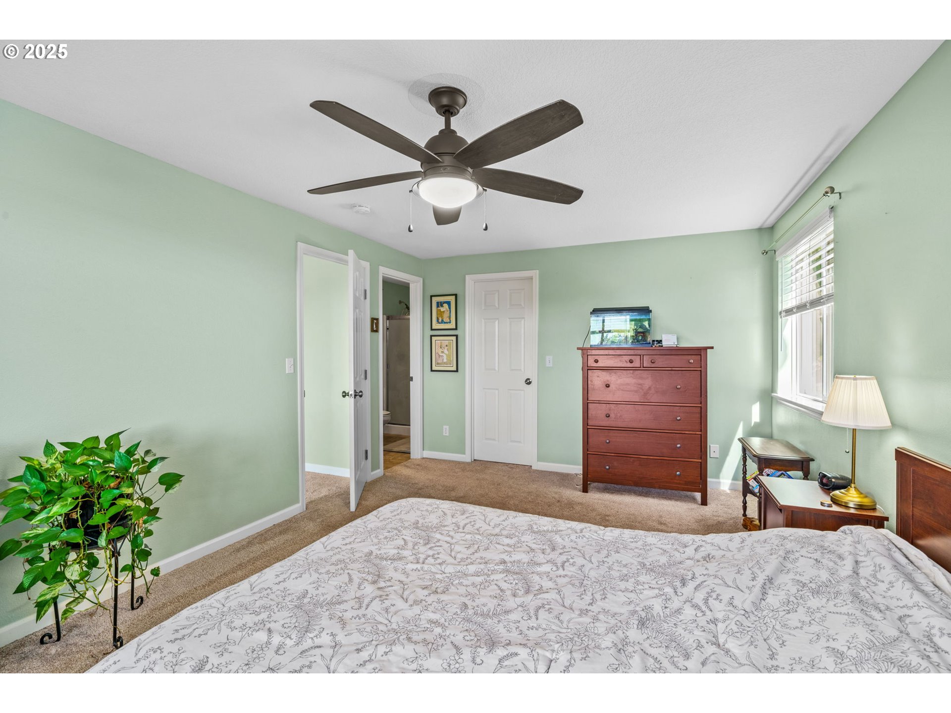 34637 Knox Butte Road East Albany, OR 97322 - Photo 19 of 47 a living room with furniture and a potted plant