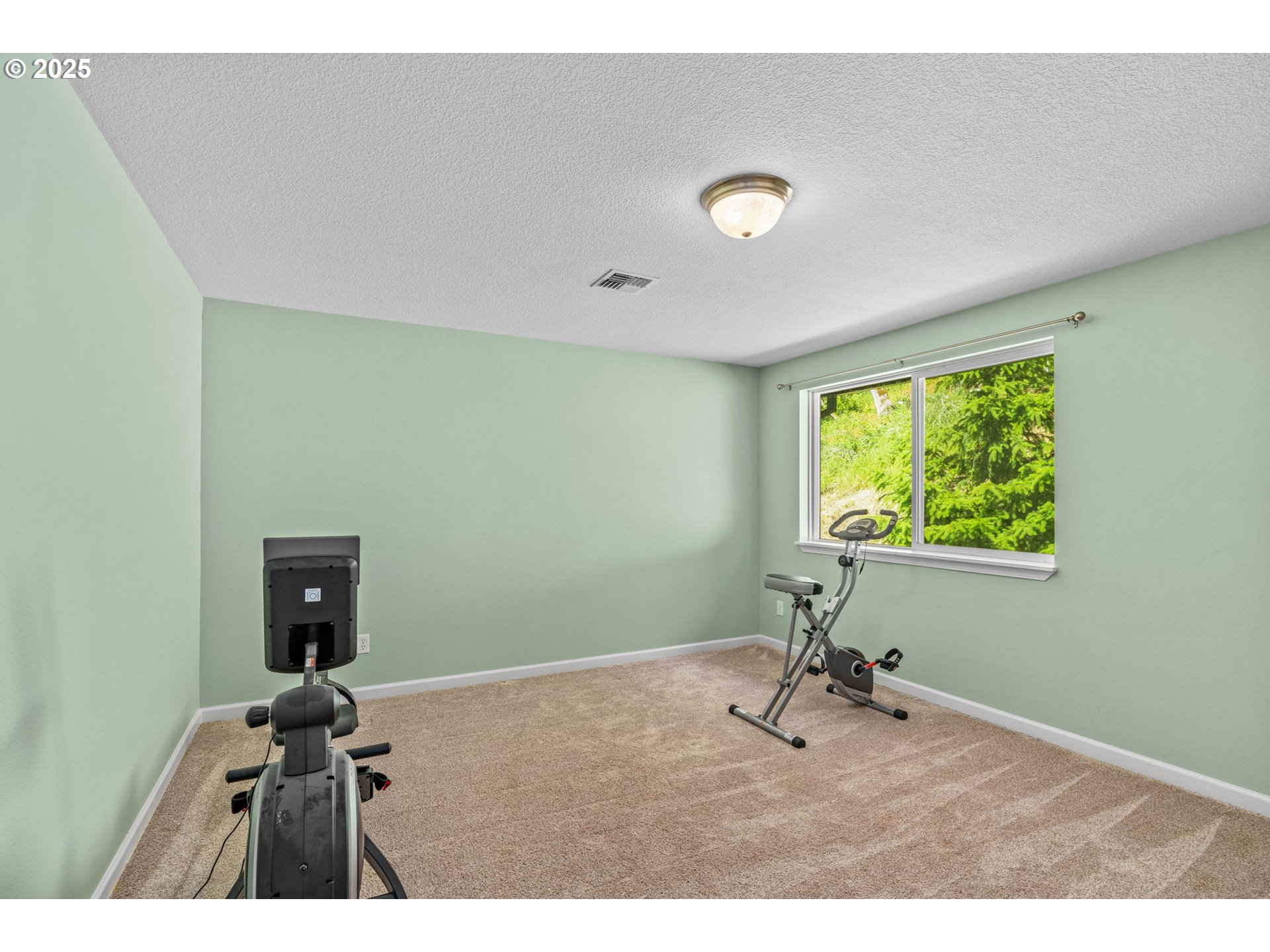 34637 Knox Butte Road East Albany, OR 97322 - Photo 21 of 47 a view of room with a window