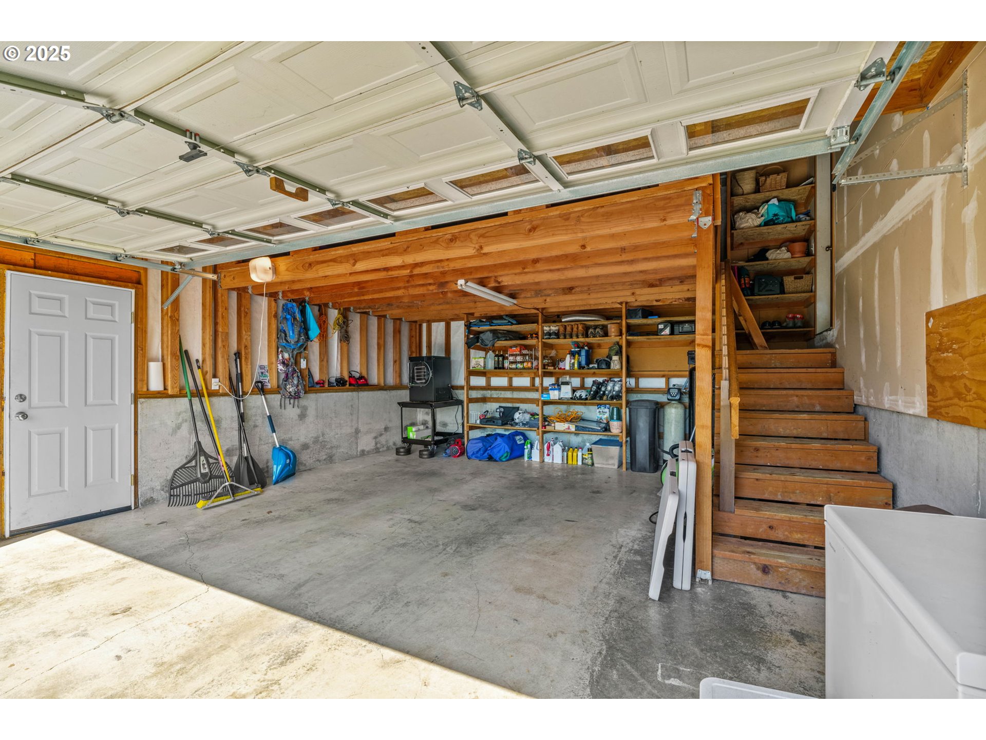 34637 Knox Butte Road East Albany, OR 97322 - Photo 26 of 47 a view of a garage