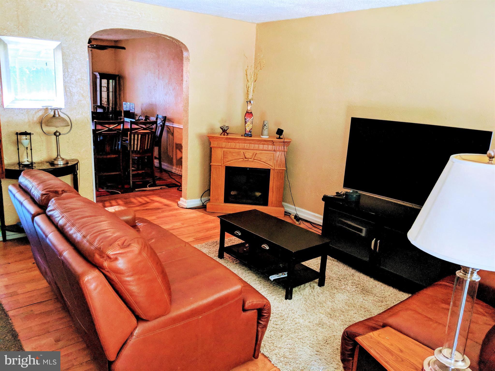 4253 Rokeby Road Baltimore, MD 21229 - Photo 4 of 19 Living Room