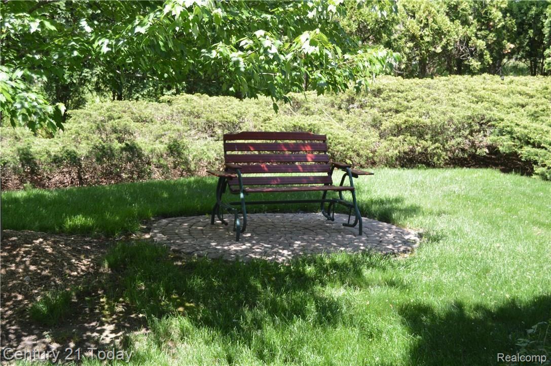 25869 Rutledge Crossing Farmington, MI 48335 - Photo 16 of 18 Back Yard Bench