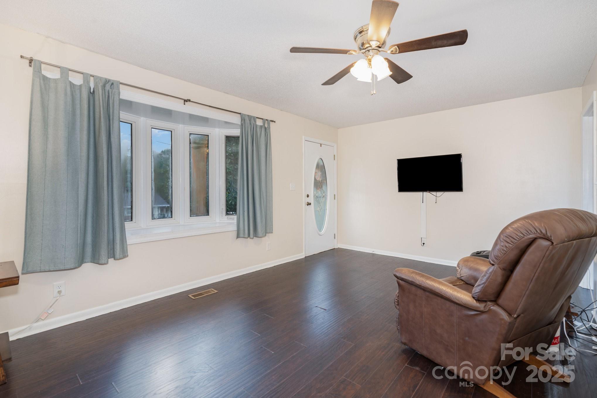 512 Ralphs Boulevard Gastonia, NC 28052 - Photo 5 of 32 a living room with furniture and a flat screen tv