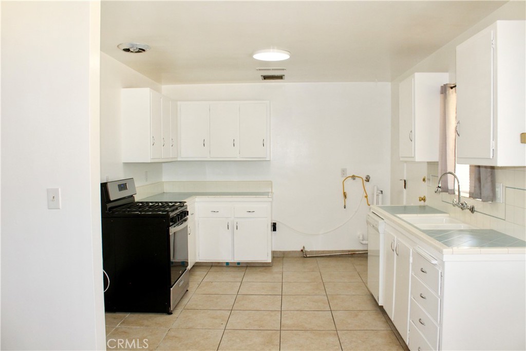 15975 Venango Road Apple Valley, CA 92307 - Photo 15 of 23 Kitchen