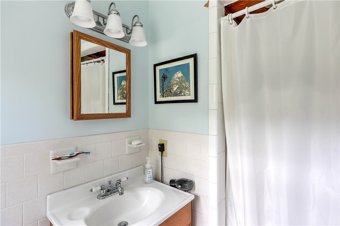 80 Touisset Road Warren, RI 02885 - Photo 35 of 48 Primary bathroom