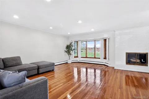 $1,195,000 | 11 Hazelwood Drive, Jericho, NY 11753
