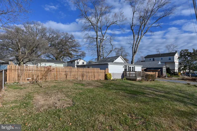 a view of a yard with a house