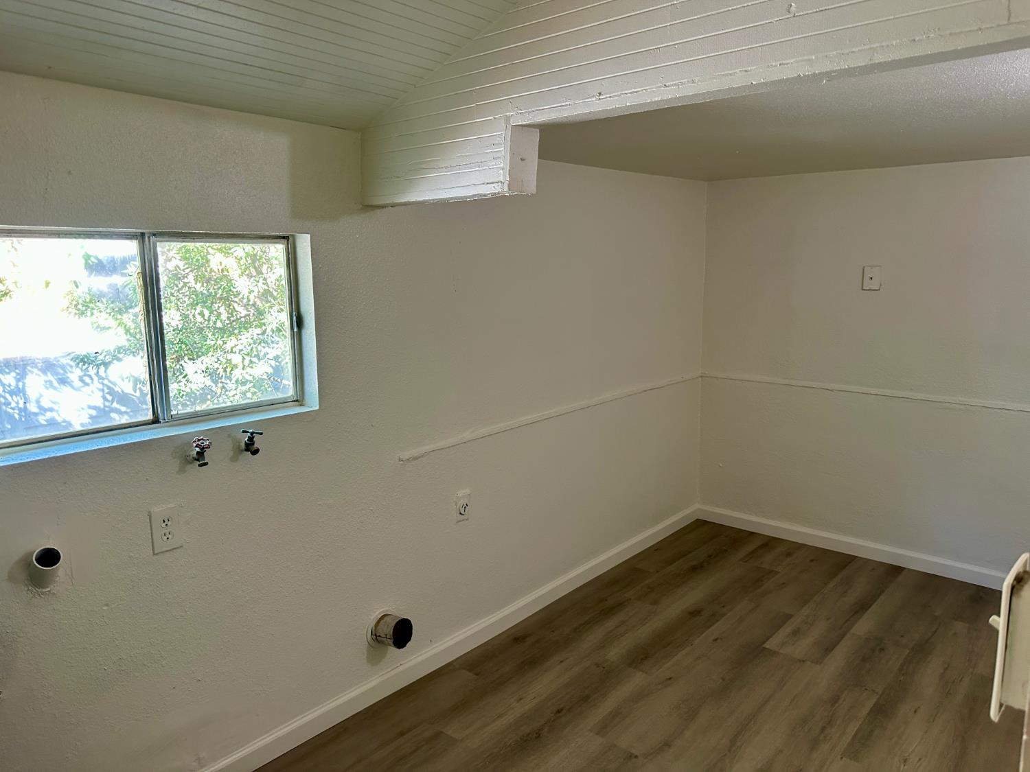 809 Washington Avenue Madera, CA 93638 - Photo 13 of 20 a view of a room that has wooden floor and window