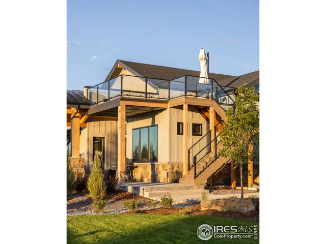 a view of a house with yard