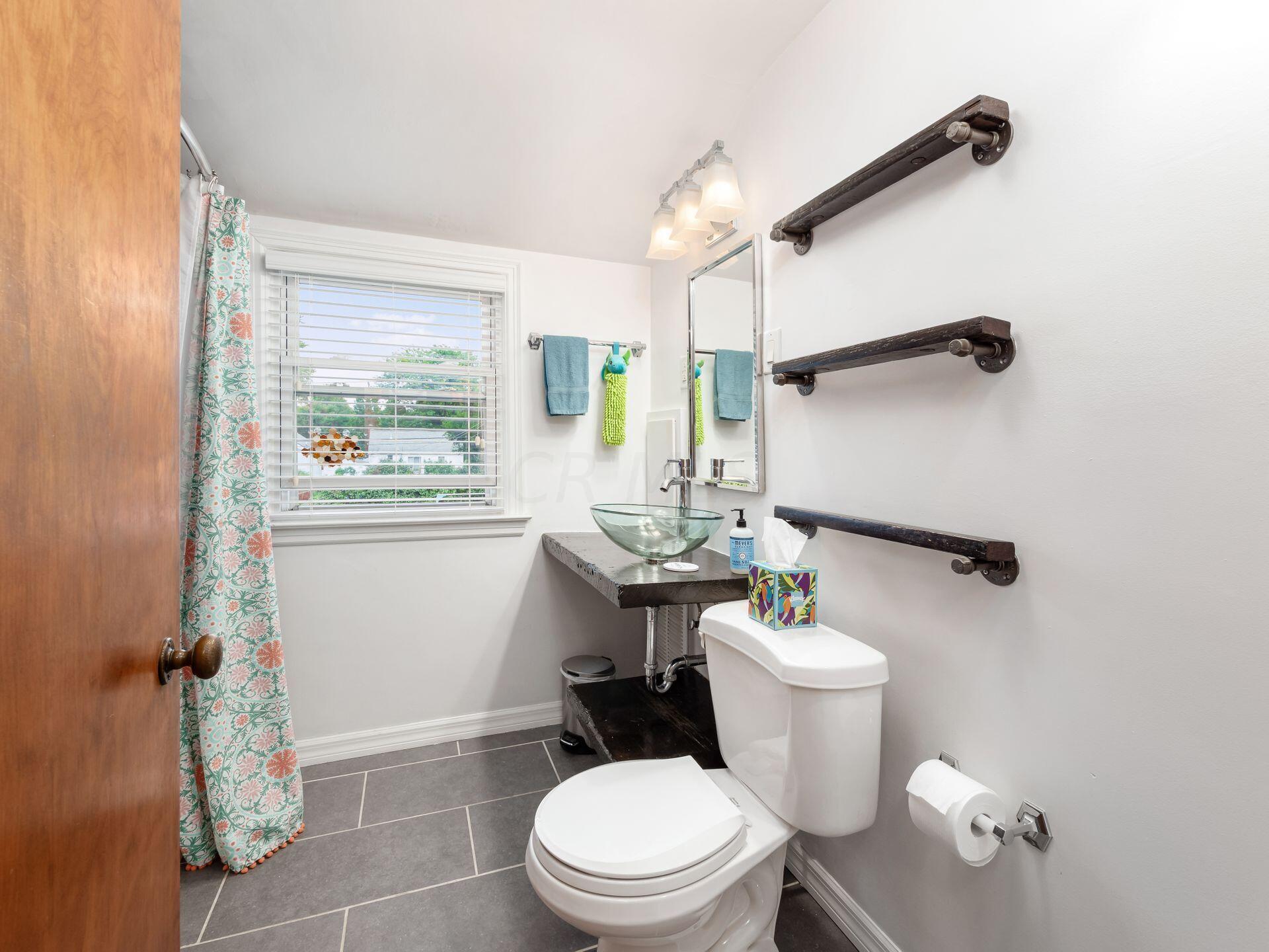 196 East Beaumont Road Columbus, OH 43214 - Photo 22 of 49 Bathroom