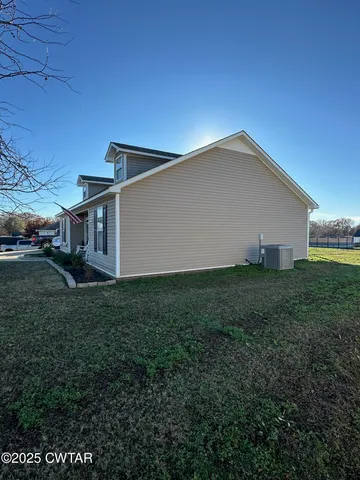 a house view with backyard space