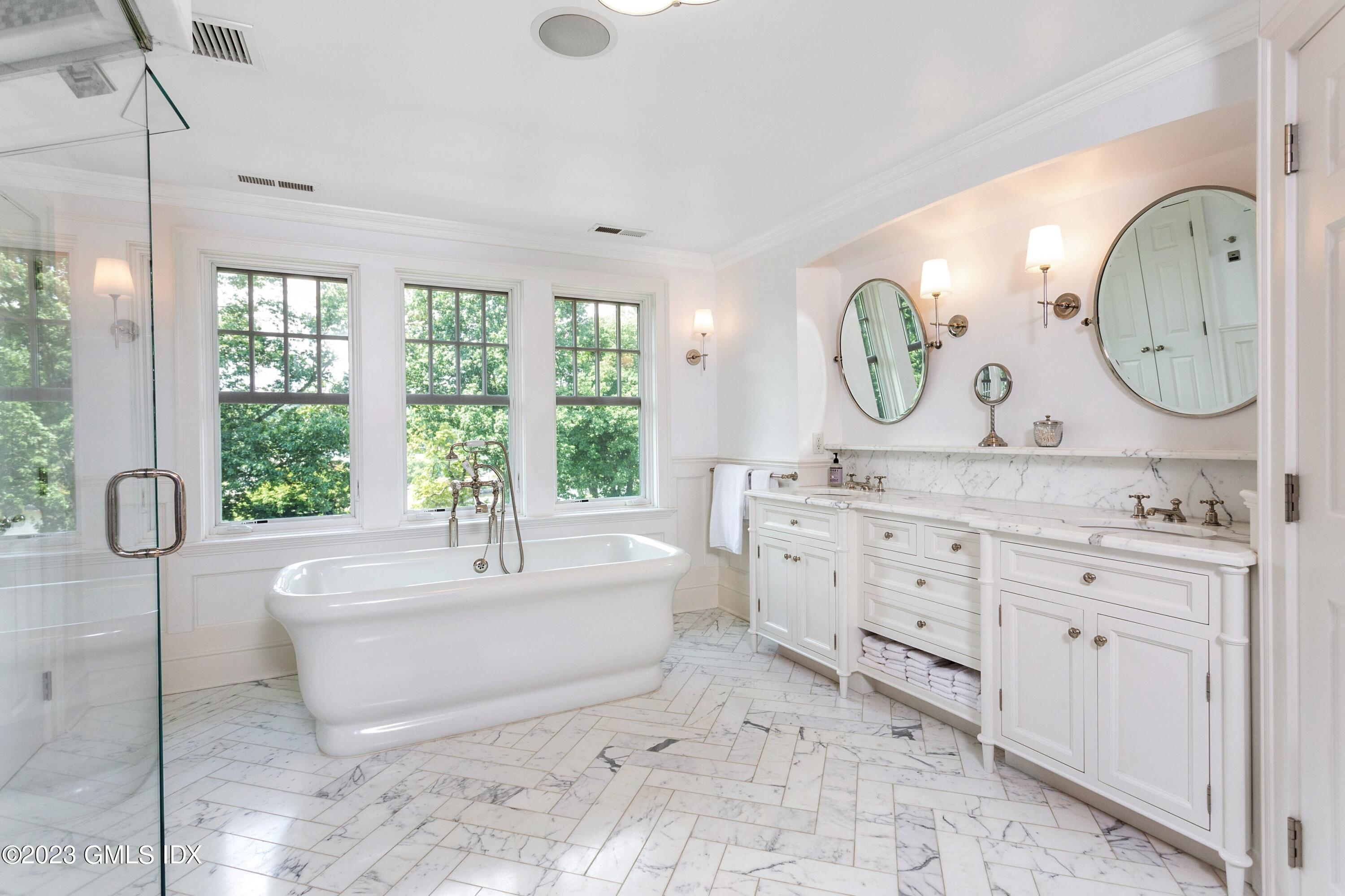 150 Goodwives River Road Darien, CT 06820 - Photo 19 of 39 a spacious bathroom with sinks mirror and a bathtub