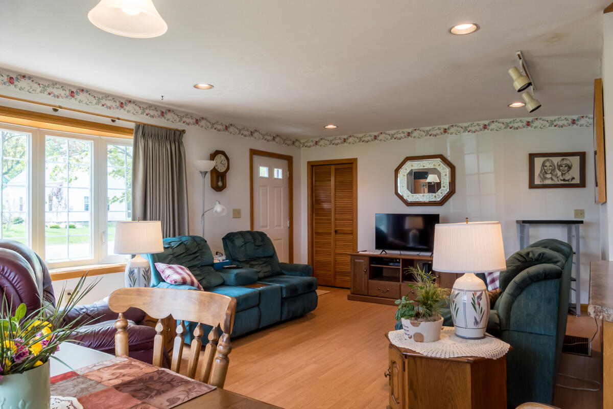 800 North Road Yarmouth, ME 04096 - Photo 14 of 60 13-Living room (1 of 5)