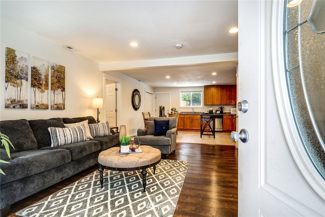 2709 Northeast 22nd Street Renton, WA 98056 - Photo 3 of 25 Gallery Image 3