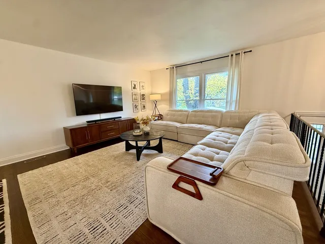 $389,900 | 293 Wellington Drive, Crystal Lake, IL 60014