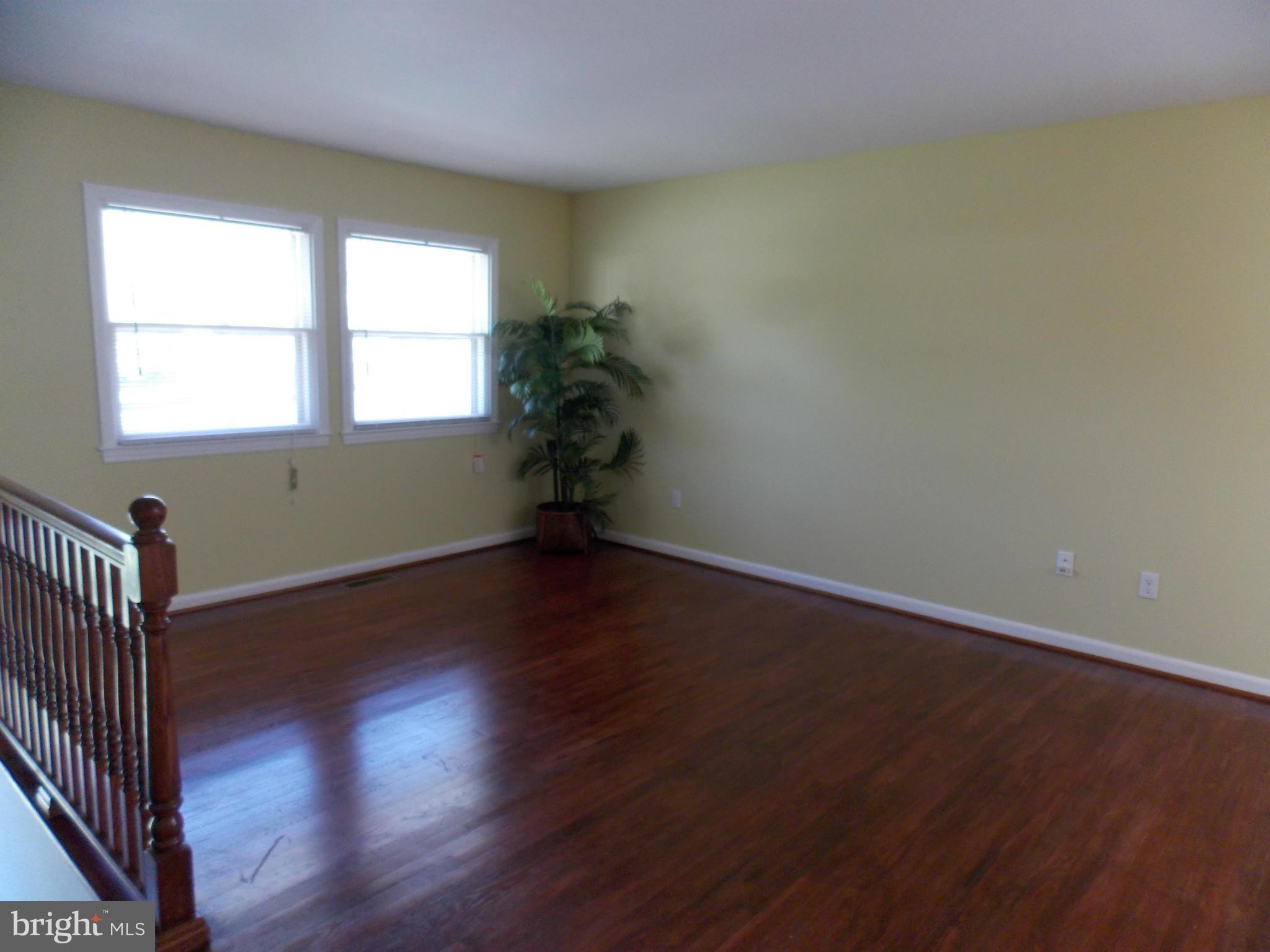 900 East Roanoke Road Sterling, VA 20164 - Photo 5 of 21 Living Room