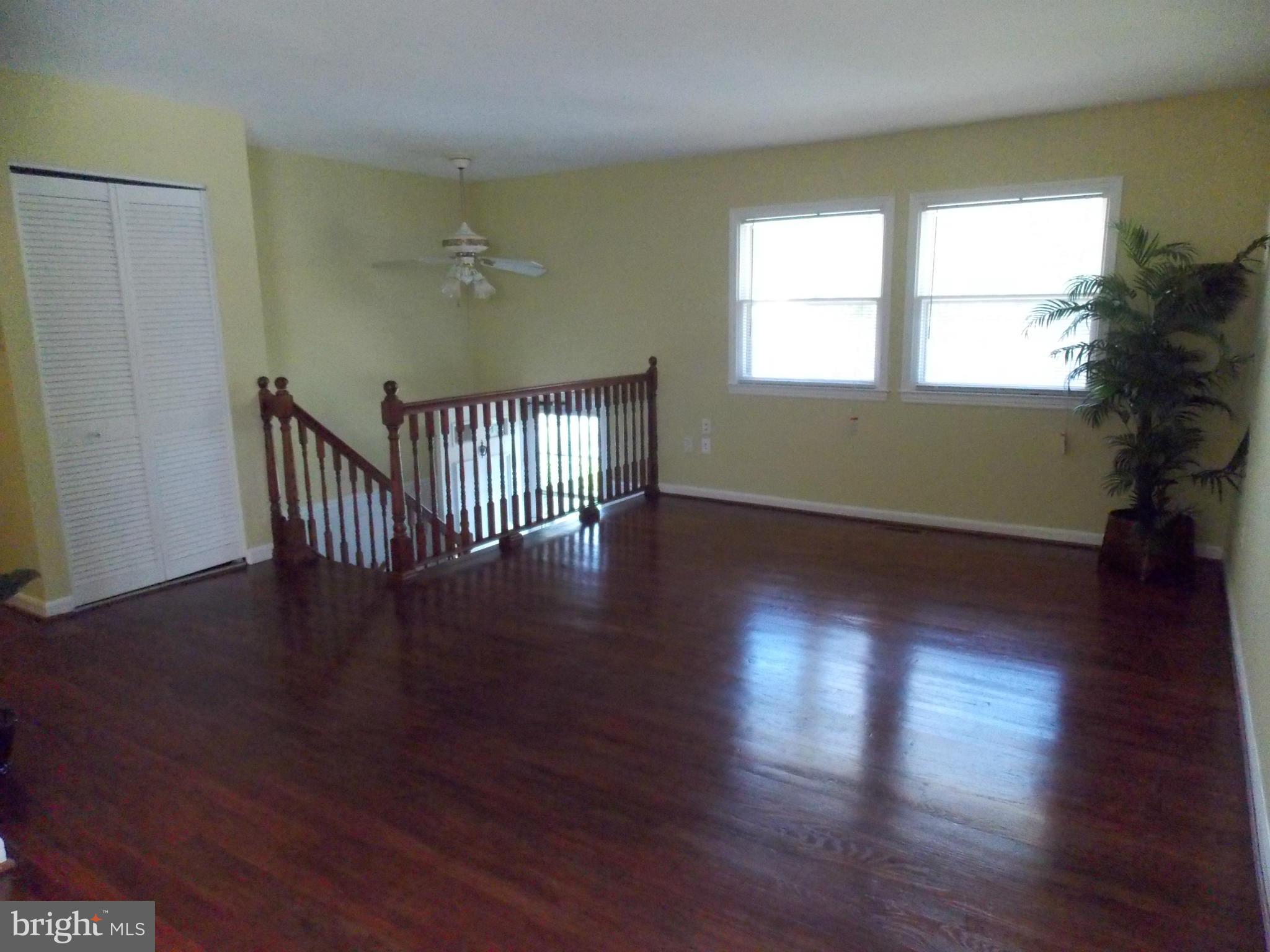 900 East Roanoke Road Sterling, VA 20164 - Photo 6 of 21 Living Room