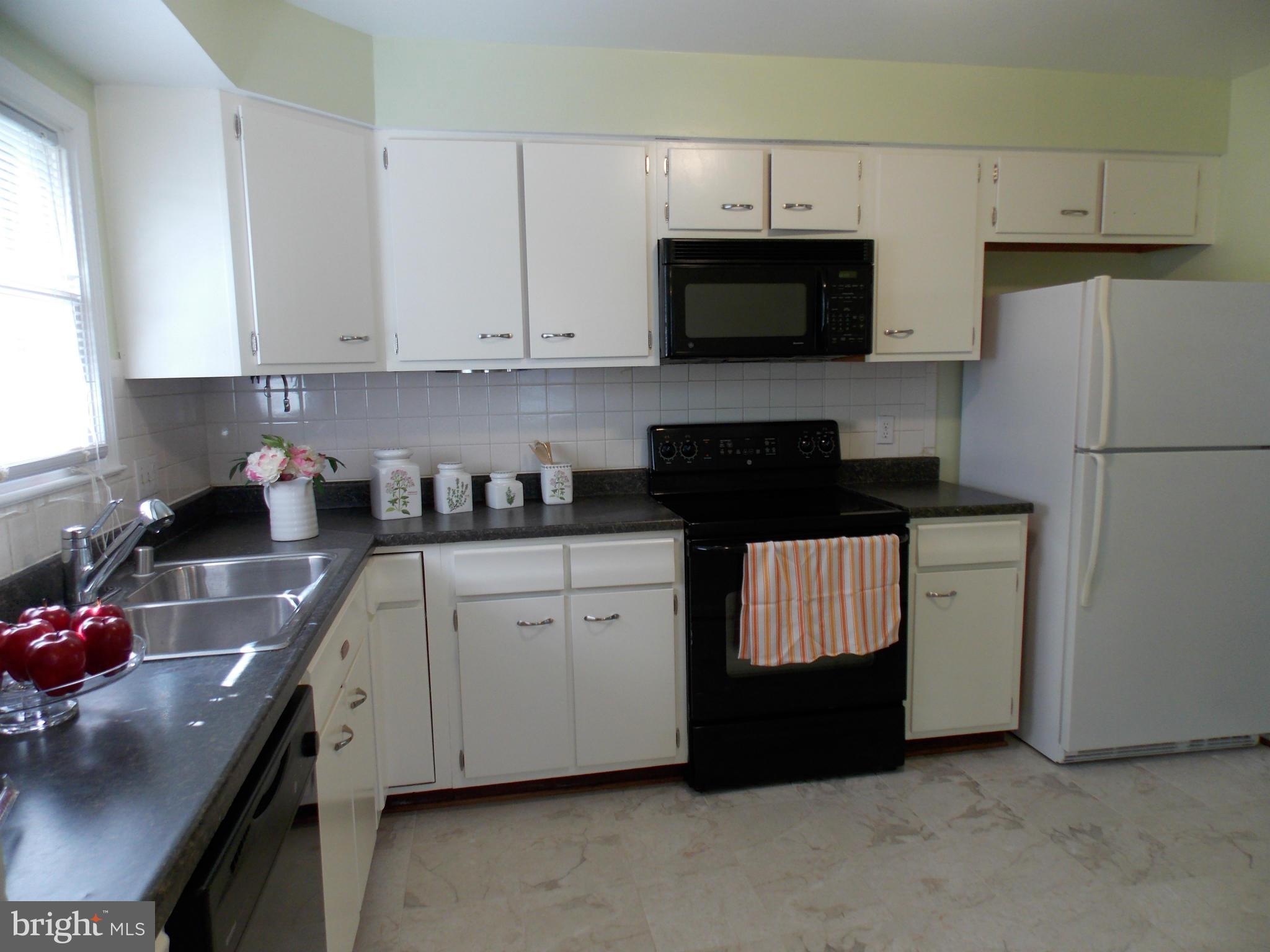 900 East Roanoke Road Sterling, VA 20164 - Photo 8 of 21 Kitchen