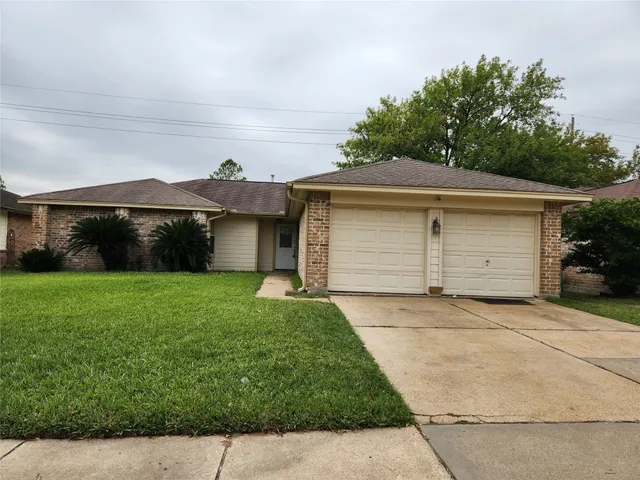 front view of house with a yard