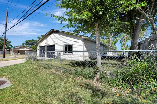 a view of a house with backyard