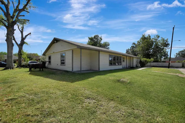 a view of a house with backyard