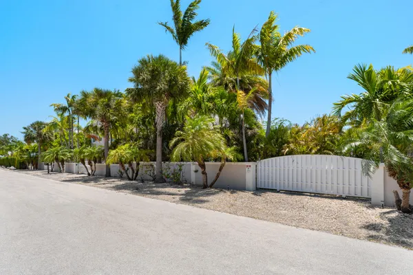 $5,390,000 | 3742 Sea Grape Street, Big Pine Key, FL 33043